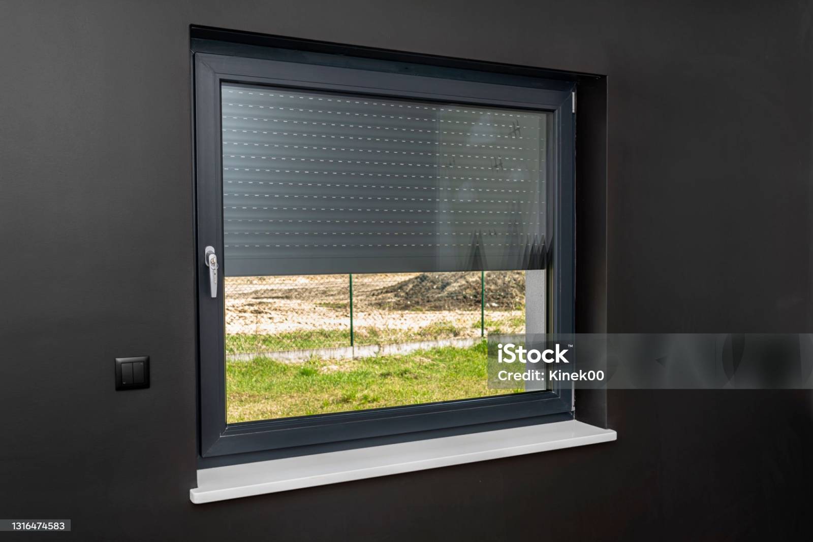 Volets roulants électriques installés sur une maison moderne - Marseille