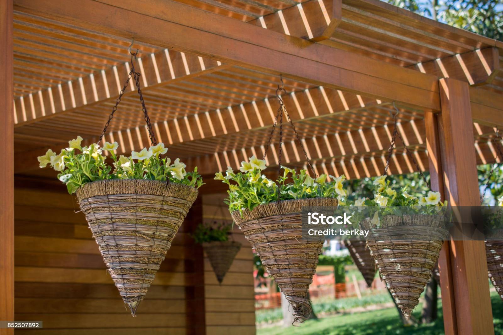 Espace extérieur aménagé avec une pergola bioclimatique à Marseille