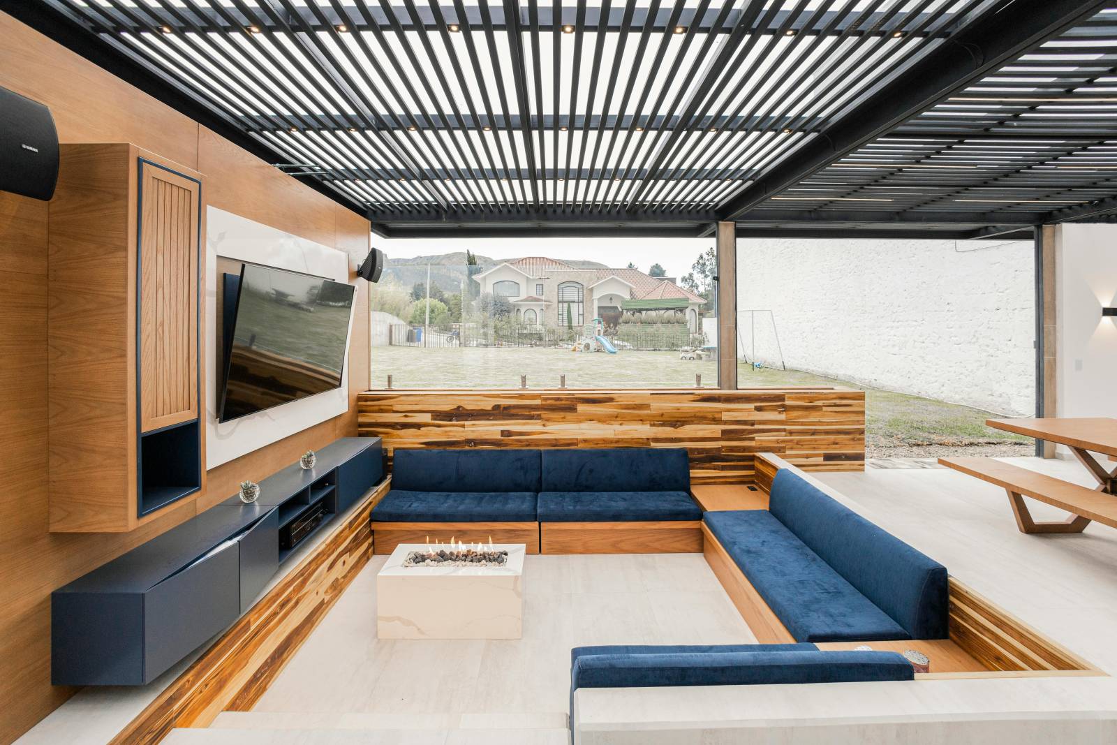 Pergolas adossées ou autoportantes : laquelle choisir pour votre terrasse ?