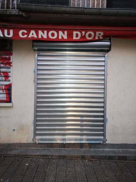 Rideau métallique à lames pleines sécurisé - Marseille