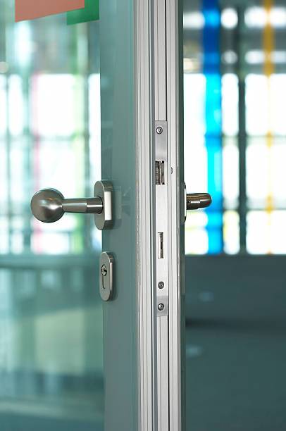 Fourniture et pose de porte d'entrée en aluminium par serrurier à Marseille