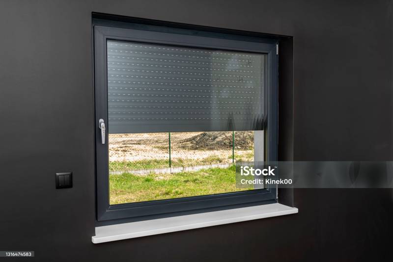 Volets roulants électriques installés sur une maison moderne - Marseille