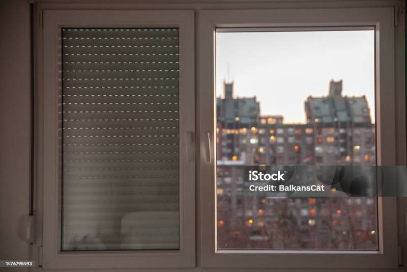 Installation d’un volet roulant en aluminium motorisé avec finition chêne doré à Marseille (13015)