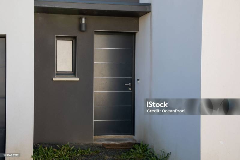 Différents modèles de portes d’entrée en bois, métal et PVC