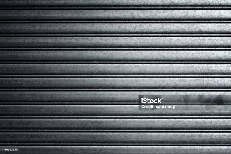 Installation de volets roulants en PVC et d’un rideau métallique motorisé à Marseille (13013) : Sécurisation et modernisation d’un local professionnel