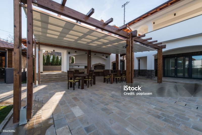 Pergola en bois moderne installée sur une terrasse - Marseille