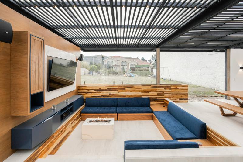 Pergolas adossées ou autoportantes : laquelle choisir pour votre terrasse ?