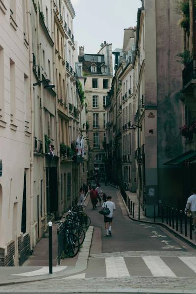 Système d'alarme connecté avec détecteurs de mouvement pour appartement à Marseille.